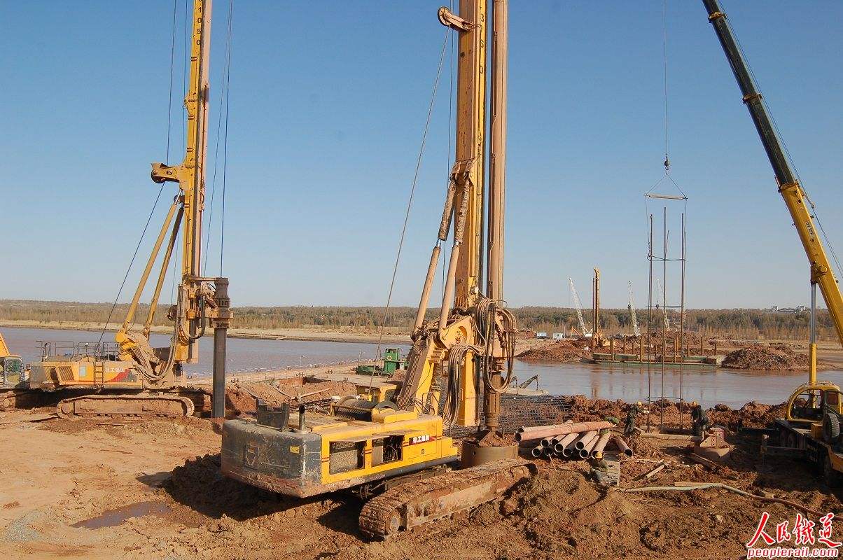 高鐵旋挖鉆機(jī)租賃.jpg 南昌高鐵項(xiàng)目旋挖鉆機(jī)租賃.jpg