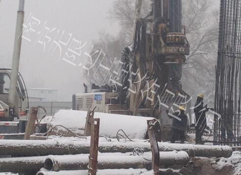 無(wú)限達(dá)旋挖設(shè)備暴雪中施工現(xiàn)場(chǎng).jpg 無(wú)限達(dá)旋挖設(shè)備暴雪中施工現(xiàn)場(chǎng).jpg