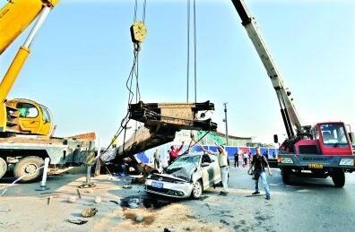 旋挖機(jī)翻車險(xiǎn)些砸中女司機(jī).jpg 旋挖機(jī)翻車險(xiǎn)些砸中女司機(jī).jpg