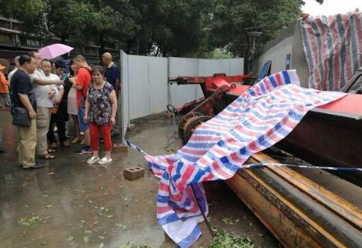 旋挖機(jī)歪倒將祖孫倆砸倒.jpg 旋挖機(jī)歪倒將祖孫倆砸倒.jpg