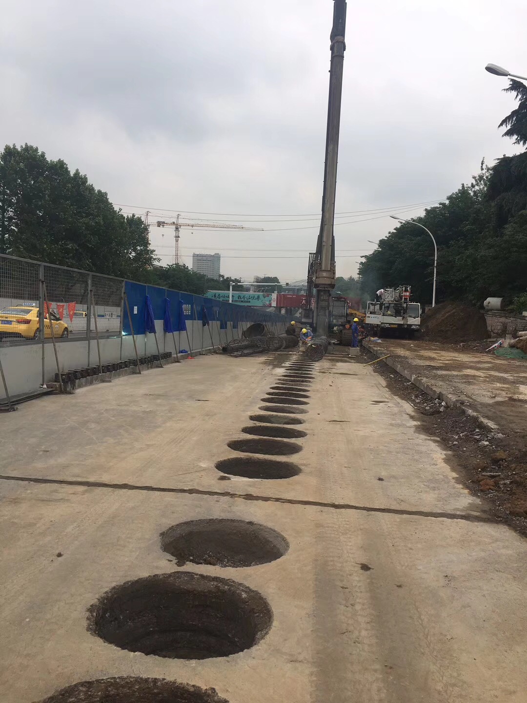 旋挖機(jī)打樁.jpg 旋挖機(jī)打樁.jpg