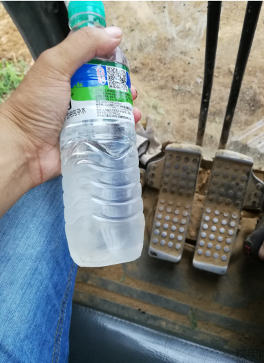 礦泉水倒入駕駛室降溫.png 礦泉水倒入駕駛室降溫.png