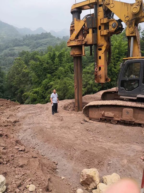 無限達(dá)徐工280旋挖機(jī)高鐵施工.jpg 無限達(dá)徐工280旋挖機(jī)高鐵施工.jpg