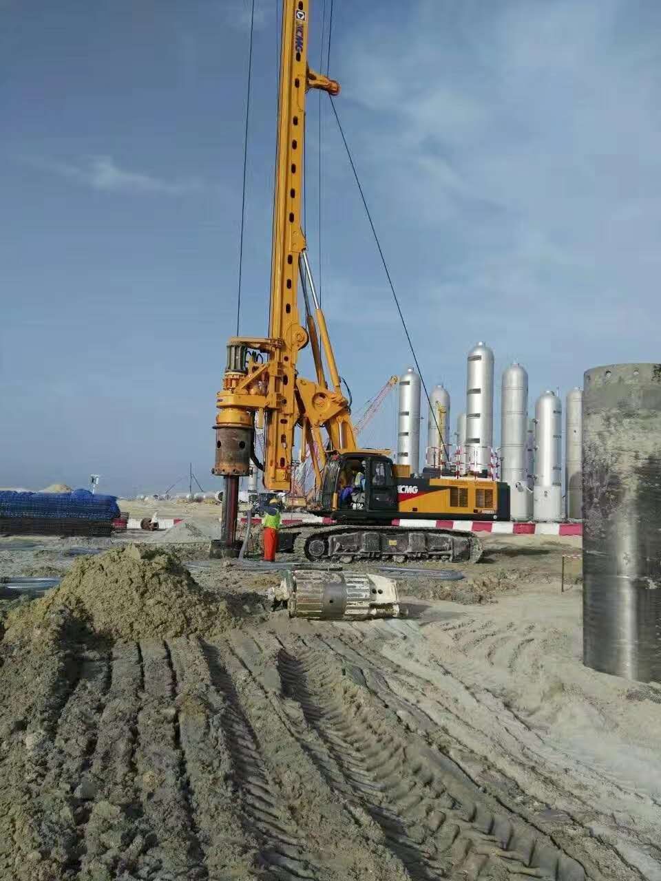旋挖鉆機(jī)樁基施工中.jpg 旋挖鉆機(jī)樁基施工中.jpg