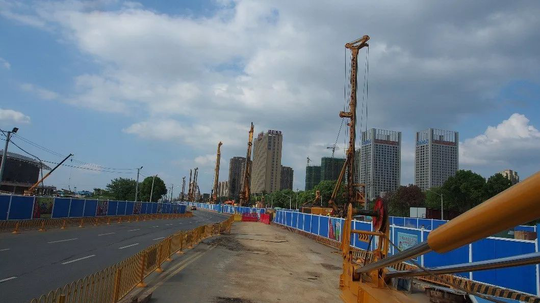 徐工大噸位旋挖鉆機(jī)群在武漢金山大道施工.png 徐工大噸位旋挖鉆機(jī)群在武漢金山大道施工.png