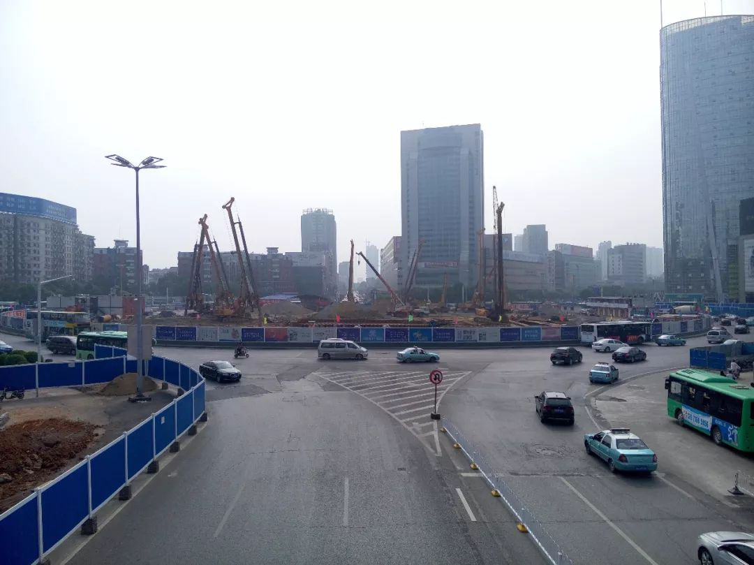 徐工旋挖鉆機(jī)群在武漢光谷廣場(chǎng)施工.png 徐工旋挖鉆機(jī)群在武漢光谷廣場(chǎng)施工.png