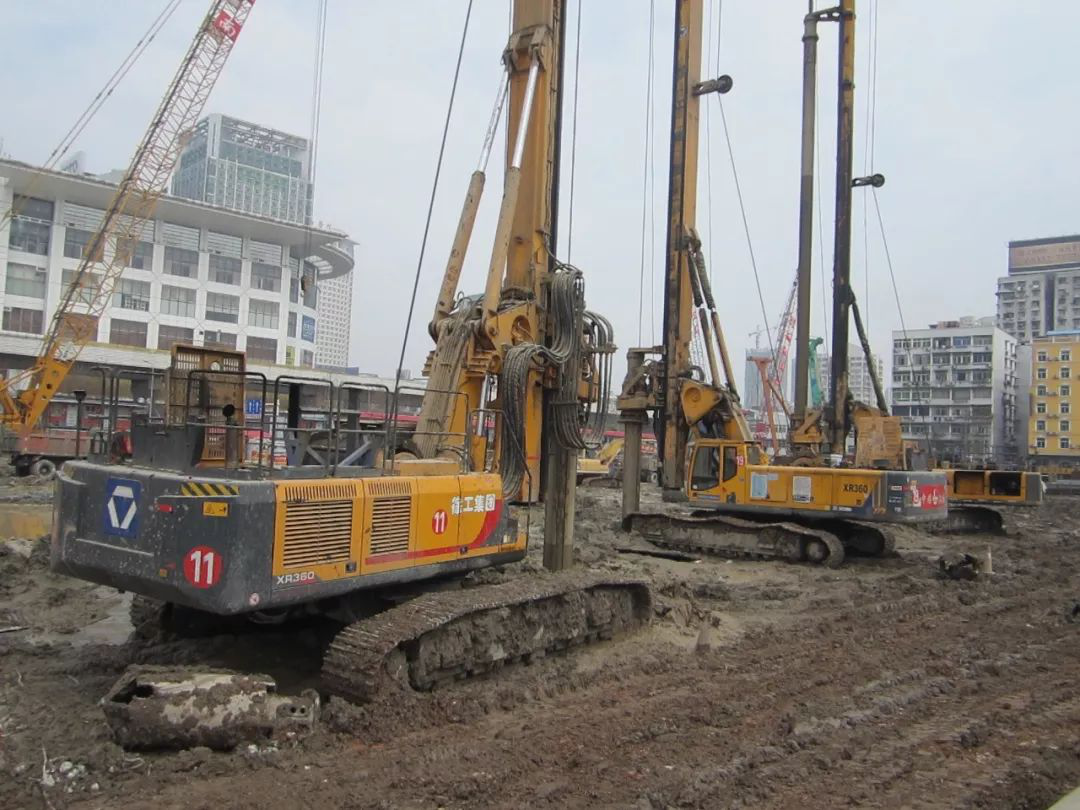 徐工旋挖鉆機(jī)群在武漢恒隆廣場(chǎng)施工.png 徐工旋挖鉆機(jī)群在武漢恒隆廣場(chǎng)施工.png