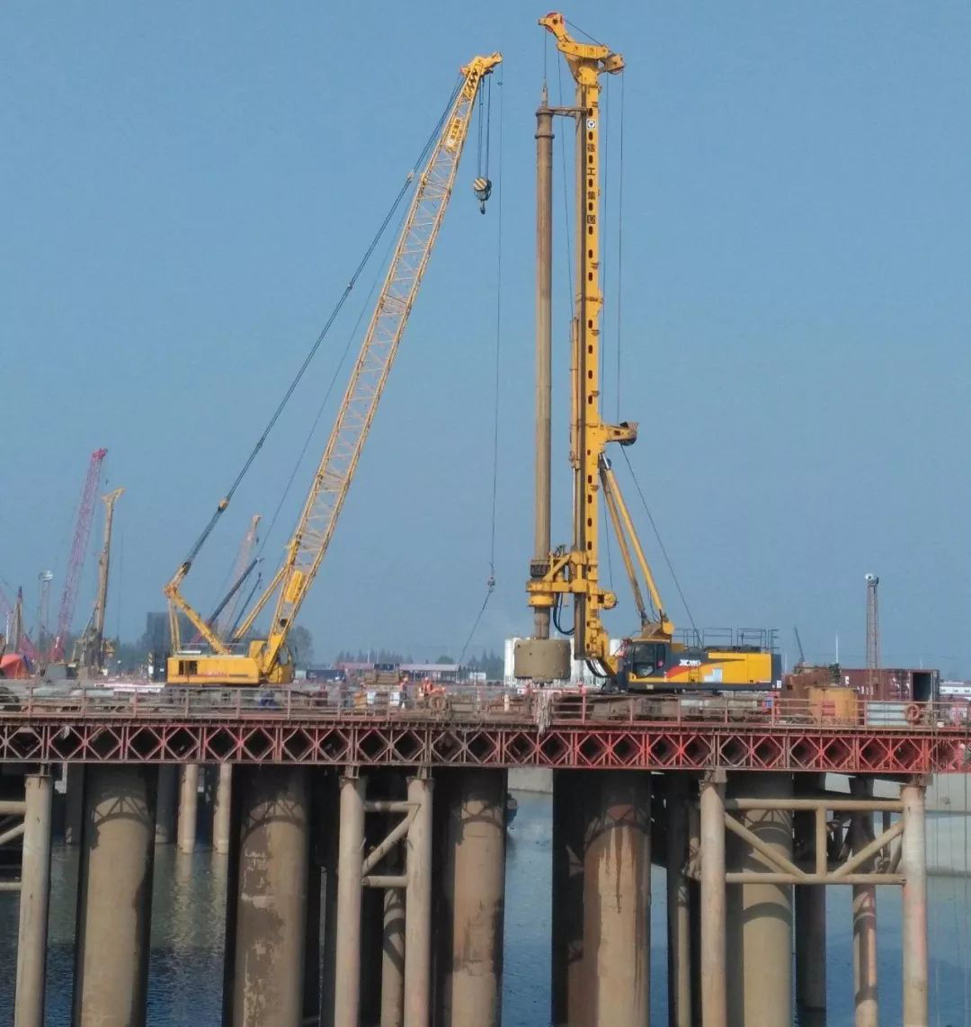 徐工XR550D旋挖鉆機(jī)在武漢青山大橋施工.png 徐工XR550D旋挖鉆機(jī)在武漢青山大橋施工.png
