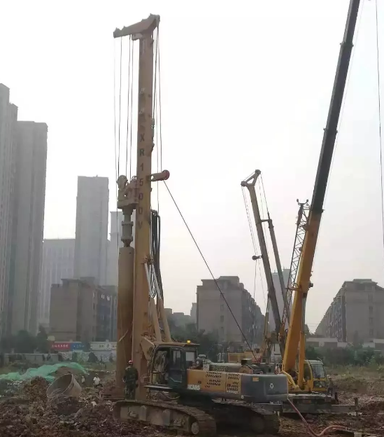 家鄉(xiāng)房建樁基礎(chǔ)施工建設(shè)的“好幫手”—徐工XR280D旋挖鉆.png 家鄉(xiāng)房建樁基礎(chǔ)施工建設(shè)的“好幫手”—徐工XR280D旋挖鉆.png