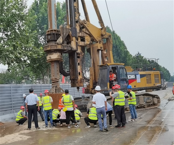 旋挖鉆機(jī)鉆機(jī)灌注樁高速樁基施工.jpg 旋挖鉆機(jī)鉆機(jī)灌注樁高速樁基施工.jpg