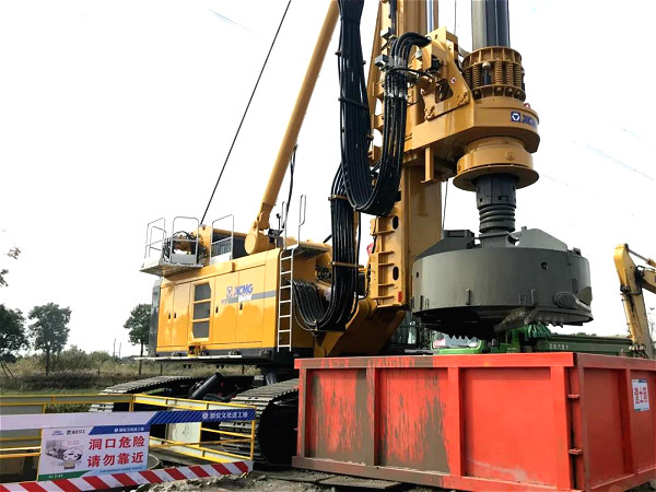 施工現(xiàn)場旋挖鉆機打樁的防護要求.jpg 施工現(xiàn)場旋挖鉆機打樁的防護要求.jpg