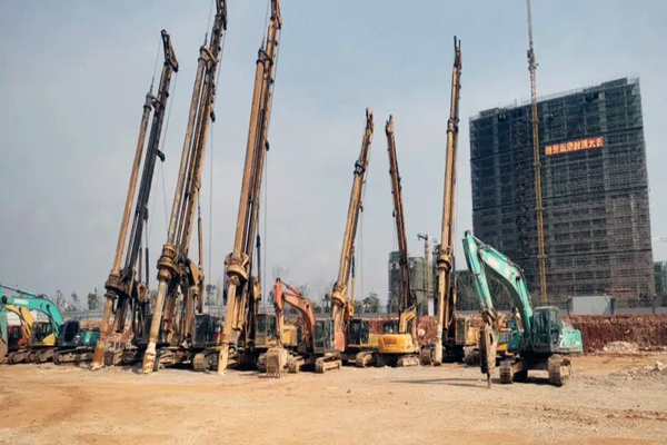 徐工大噸位旋挖鉆機活躍在工地.jpg 徐工大噸位旋挖鉆機活躍在工地.jpg