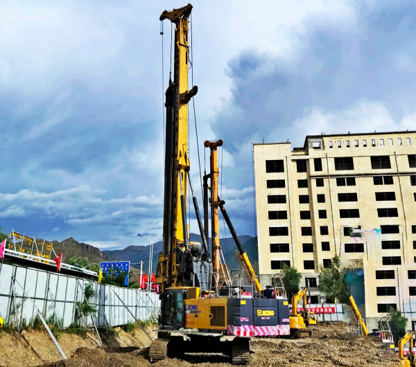 小噸位旋挖鉆機(jī)助力西藏拉薩房建.jpg 小噸位旋挖鉆機(jī)助力西藏拉薩房建.jpg