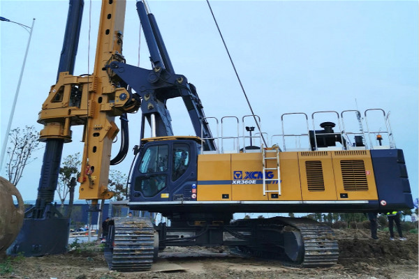 在高速公路工程中旋挖鉆機有大用途.jpg 在高速公路工程中旋挖鉆機有大用途.jpg