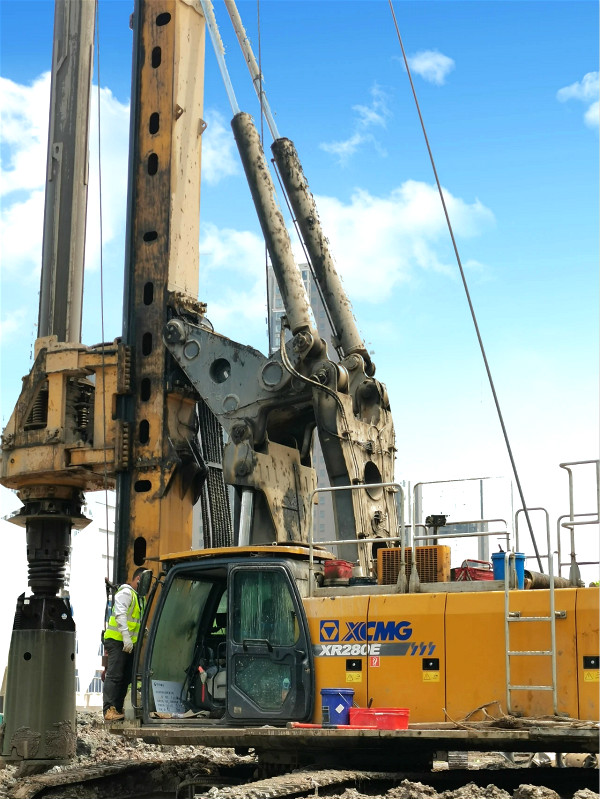 衡永高速，XR280E旋挖鉆機作為主力設備.jpg