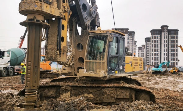深圳大樁、深樁施工，徐工大噸位旋挖機展風(fēng)采.jpg