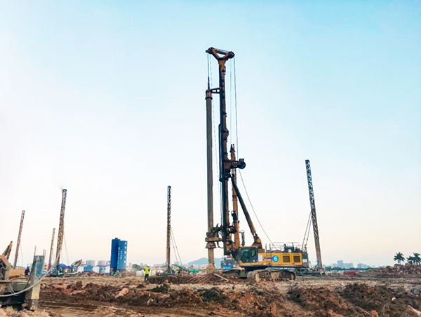 徐工旋挖鉆機打樁.jpg 徐工旋挖鉆機打樁.jpg