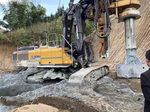 XR400E旋挖鉆機(jī)好評如潮.jpg XR400E旋挖鉆機(jī)好評如潮.jpg